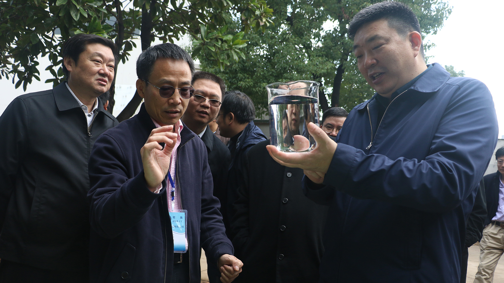 周先旺市长(右一)调研乐天使汤逊湖项目.jpg 周先旺市长(右一)调研乐天使汤逊湖项目.jpg